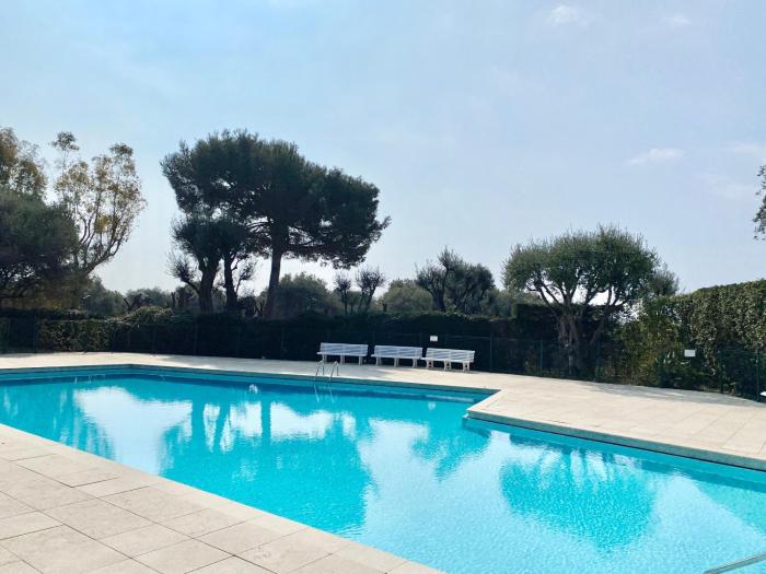 Elia-parking-jardin-piscine-climatisation