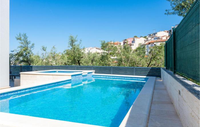 One-Bedroom Apartment In Podstrana