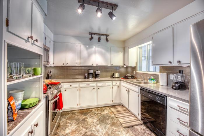 Quiet Sunlit Retreat w many Travel Amenities n Grg