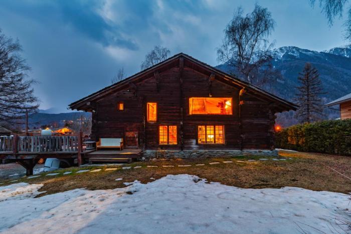 Le Bossey - 4BR Traditional Chalet BBQ, Fireplace and View - By Cozee Rentals