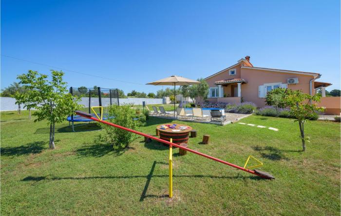 Amazing Home In Bibici With 3 Bedrooms And Wifi