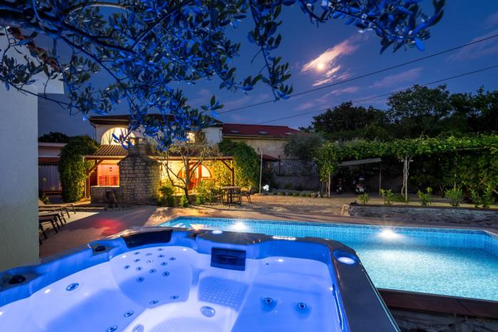 Stone Lady Holiday home with pool&hot tub,sauna,bbq,garden