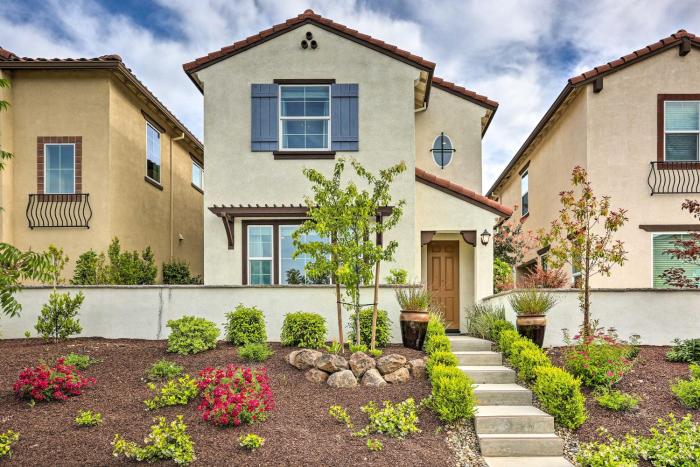 Relaxing Roseville Home with Outdoor Amenities