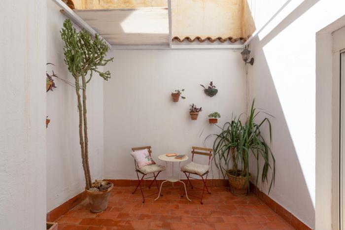 Central apartment with two bedrooms and a patio