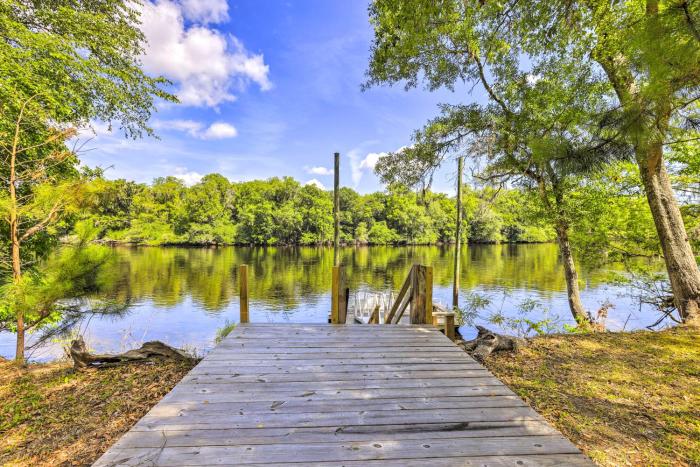 Charming Abode w Dock on the Suwannee River