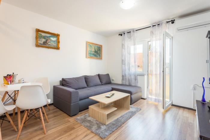 Sunny apartment ILI near Amfiteatar