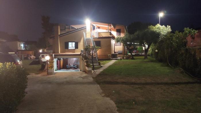 VILLA GIULIANA stanze con bagno interno in Villa a 350 mt spiaggia libera Lido delle Sirene