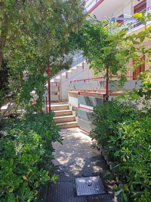 San Giorgio (Me) Comodo appartamento a 100 metri dal mare in elegante residence, 45 posti letto, parcheggio privato.