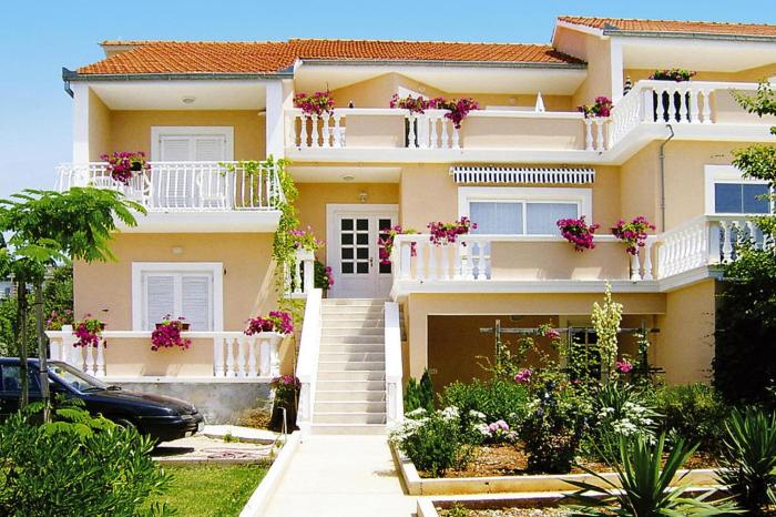 Happy Apartments, Biograd