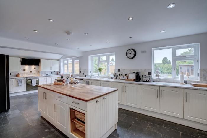 Norfolk Luxe Beach House Sleeps 8 Dog friendly