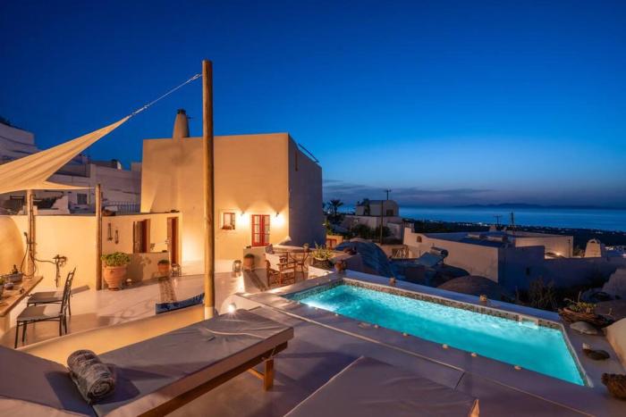 Casa Terra Vedema with Oia Sunset Privacy Plunge Pool and 350 to 450 Mbps Starlink Internet