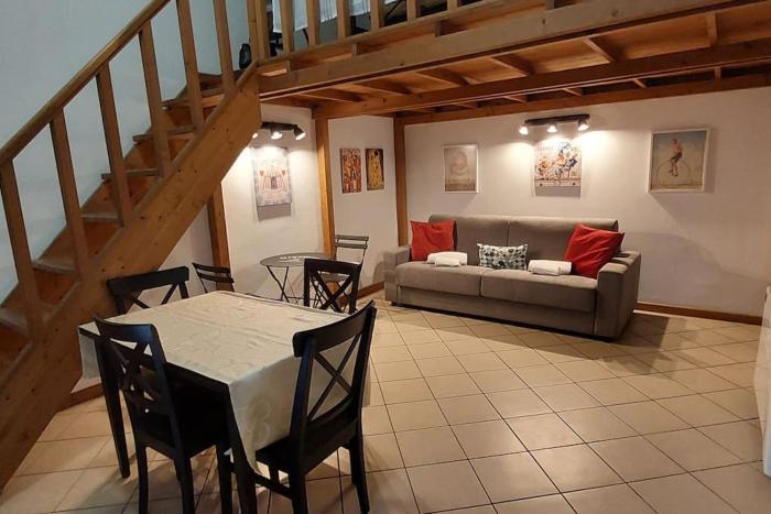 GEMELLI HOLIDAYS - Monte Mario Station connecting to center in 20 minutes, 2 easy lofts, groundfloor with courtyard, mezzanine bedroom, baby & pet friendly, 2 steps from groceries, restaurants, park, bus, cycle path - Warm guest care in 4 languages