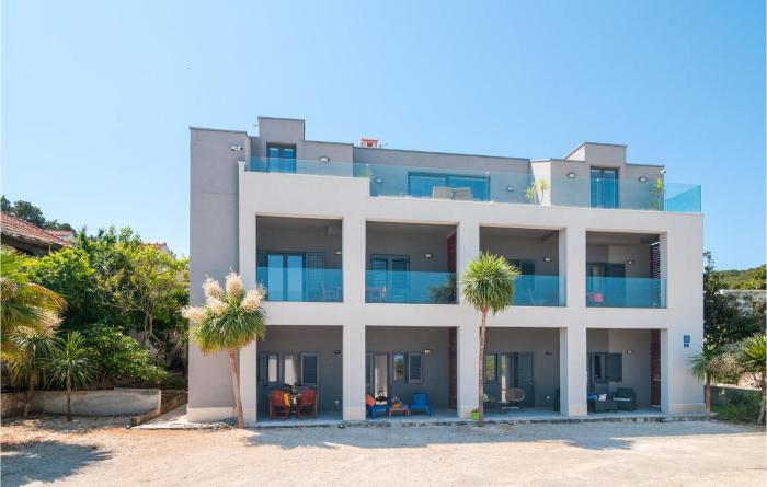 Gorgeous Apartment In Sutivan With Wifi