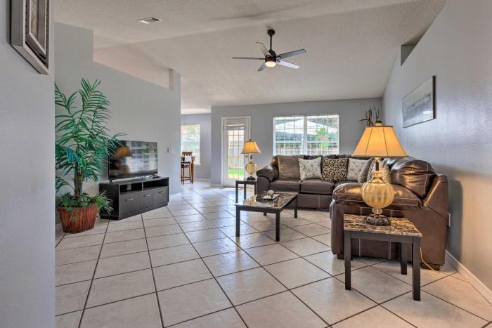 Modern Gulf Breeze Getaway Patio, Near Beach