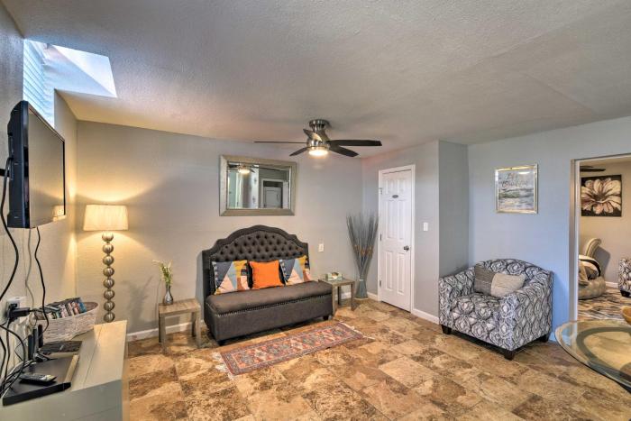 Hot Tub Access and Private Patio Galveston Retreat!