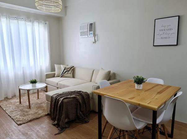 Lovely 2- BR Condo (Fully Air-conditioned w Wifi)