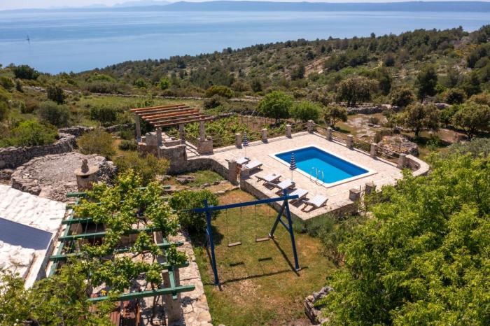 The Ultimate Escape - traditional cottage & private pool