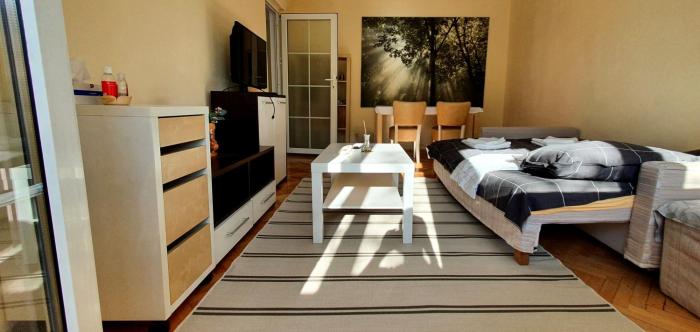 Between Parks - King Bed - Central - Football field