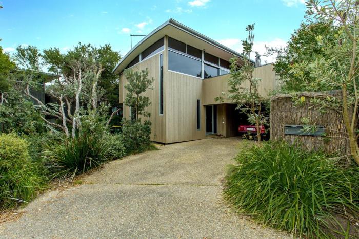 Stylish Holiday Home opposite Surf