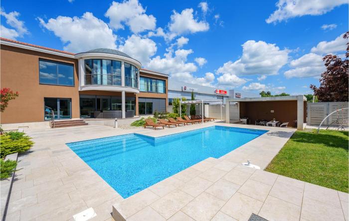 Stunning Home In Zminj With 5 Bedrooms, Wifi And Outdoor Swimming Pool