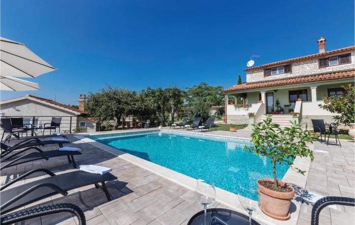 Cozy Apartment In Pilkovici With Wifi