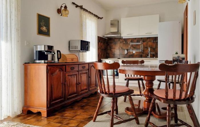 Stunning Apartment In Lokva Rogoznica With Wifi, 2 Bedrooms And Heated Swimming Pool