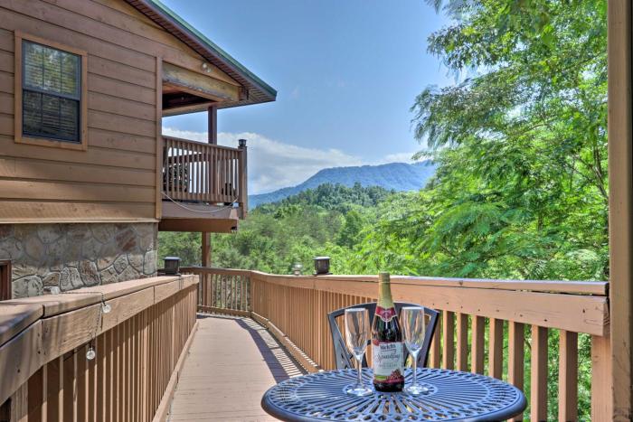 Cabin Apt with Smoky Mtn Views and Private Patio!