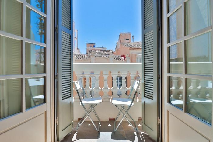 C74 - Marvelous 3 Bedroom Apartment In Historical