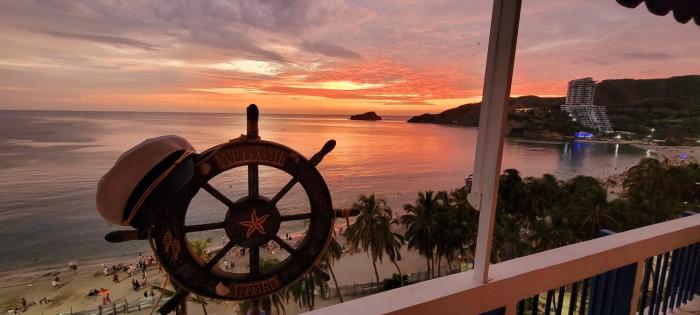 Aptartamentos Temáticos con balcón panorámico frente a la Playa