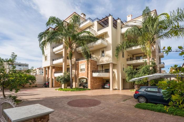 Luxury Coastal Retreat, Mountain View Balcony with Palm Trees & Parking