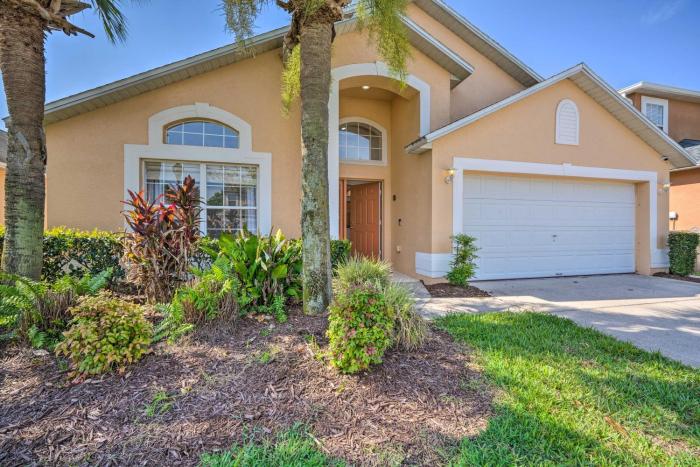 Pool + Lanai: Emerald Isle Resort Home!