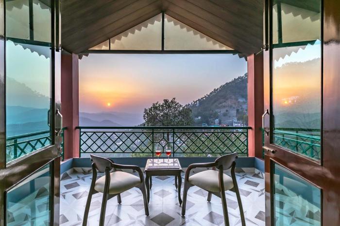 StayVista at Cecil Cottages 8BR with Hill view, BBQ, Bonfire at Kasauli