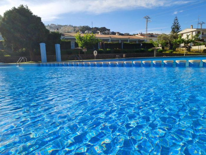 Adosado con piscina, aire acondicionado, parking y pista de tenis