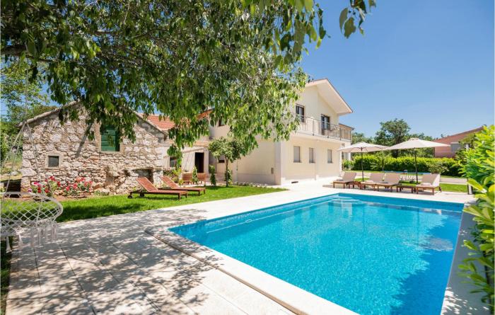 Nice home in Lovrec with Outdoor swimming pool WiFi and 5 Bedrooms
