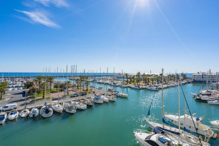 PUERTO DE BENALMÁDENA APARTAMENTO VACACIONAL con VISTAS AL MAR Y YATES TRES HABITACIONES 2 BAÑOS