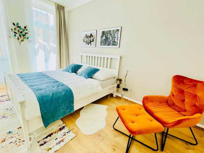 Colorful & Quiet Apartment in Beautiful Viennese Building