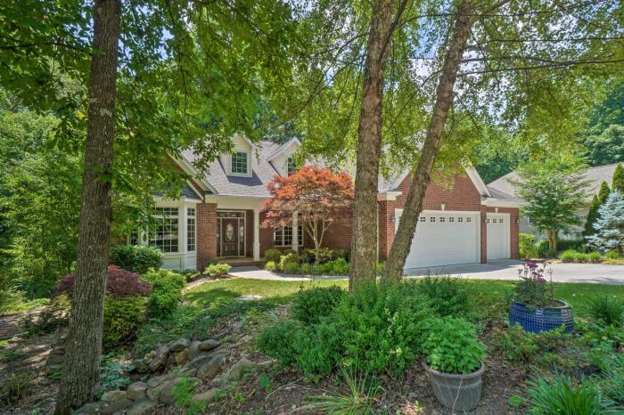Tellico Village Getaway w Theater, Game Room