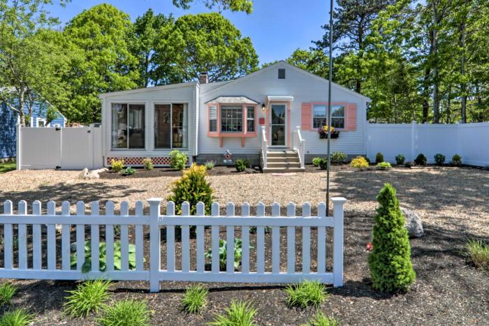 Charming West Yarmouth Home about 2 Mi to Beach!