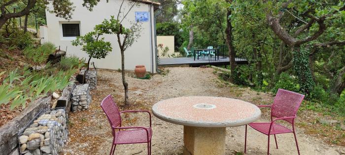 maisonnette provençale sous les chênes