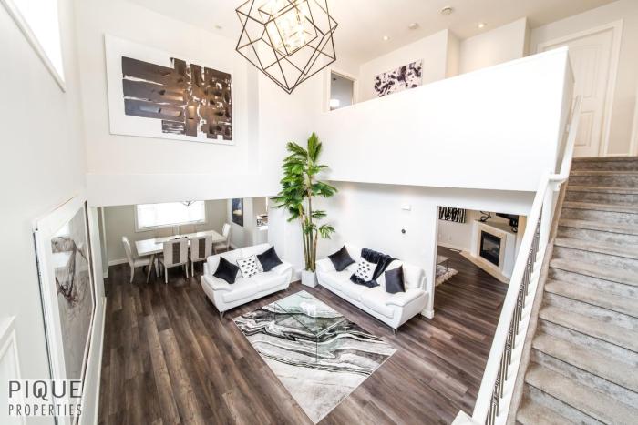 LUXURIOUS 6 Bed Home I Fireplace I near Sports Park I with Double Garage & Fast WiFi!