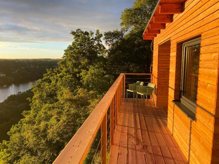 Chatka - B - Vyhlídka nad řekou