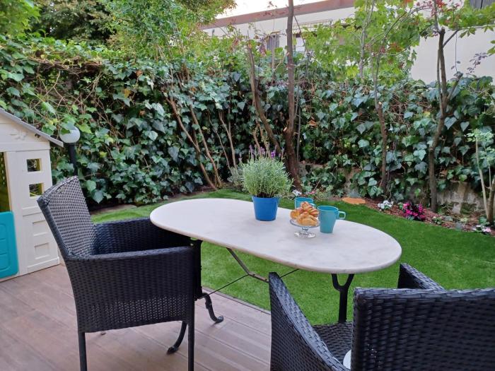 Casa Carolina: King Size Bed across from Golden Beach