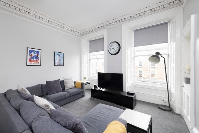 Central Edinburgh 4-Bed Flat by Princes Street