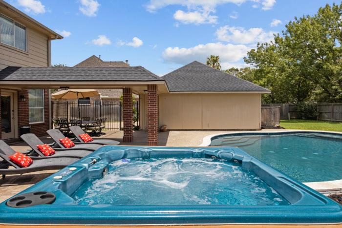 Upscale 4BR Cypress Home w Pool, Hot Tub, Theater, Sleeps 20