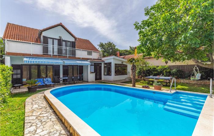 Amazing Home In Liznjan With 4 Bedrooms, Wifi And Outdoor Swimming Pool