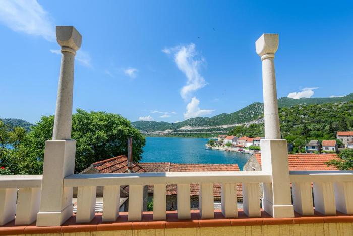 Apartment Jadranka with Sea View in Rogotin