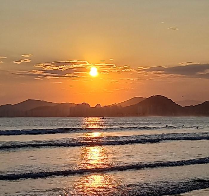 Apartamento amplo e confortável a 3 quarteirões da praia