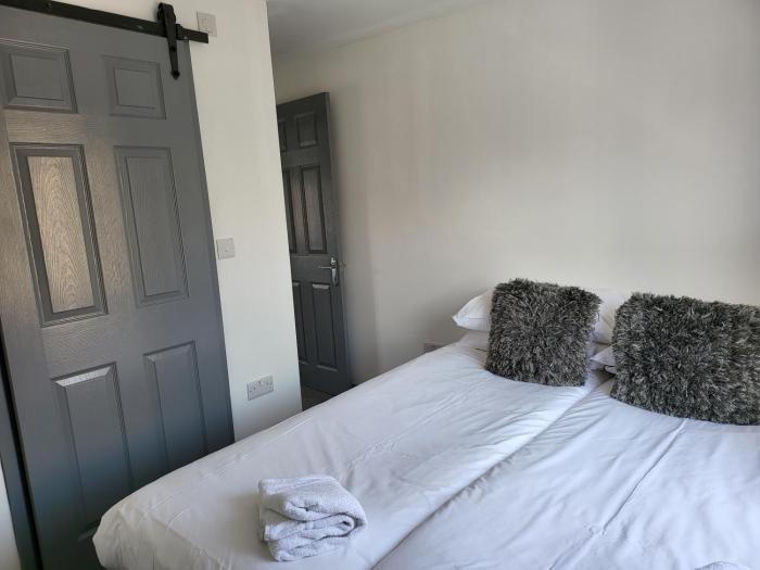 Vetrelax Colchester Three bedroom house- Sleeps up to 7 - Free Wi-Fi - Contractors - Families - Long Term Stays