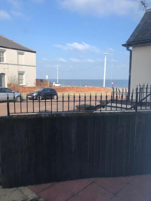 Roker Cottage, luxury seaside apartment, private parking, sky tv