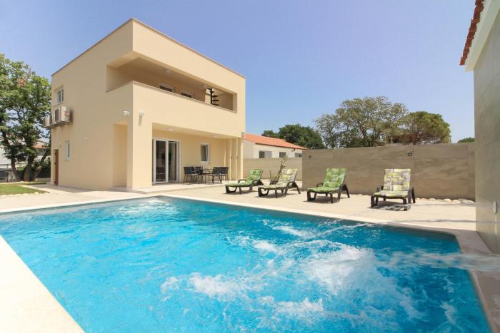 Villa Sunshine with private Hydromassage Pool near the beach